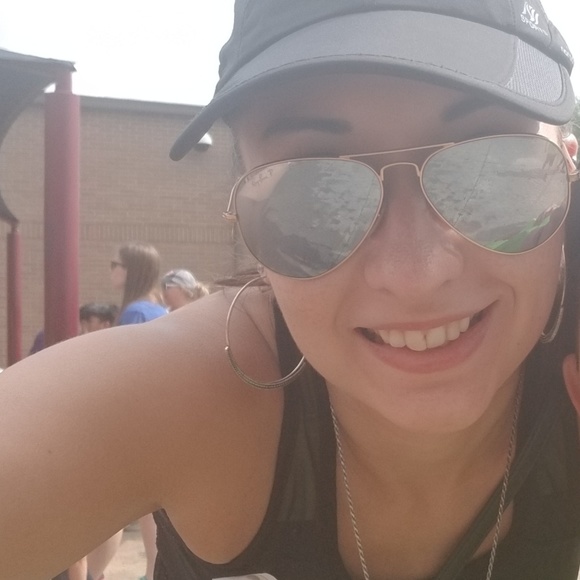 Meet your Posher, Carley - Picture 3 of 3